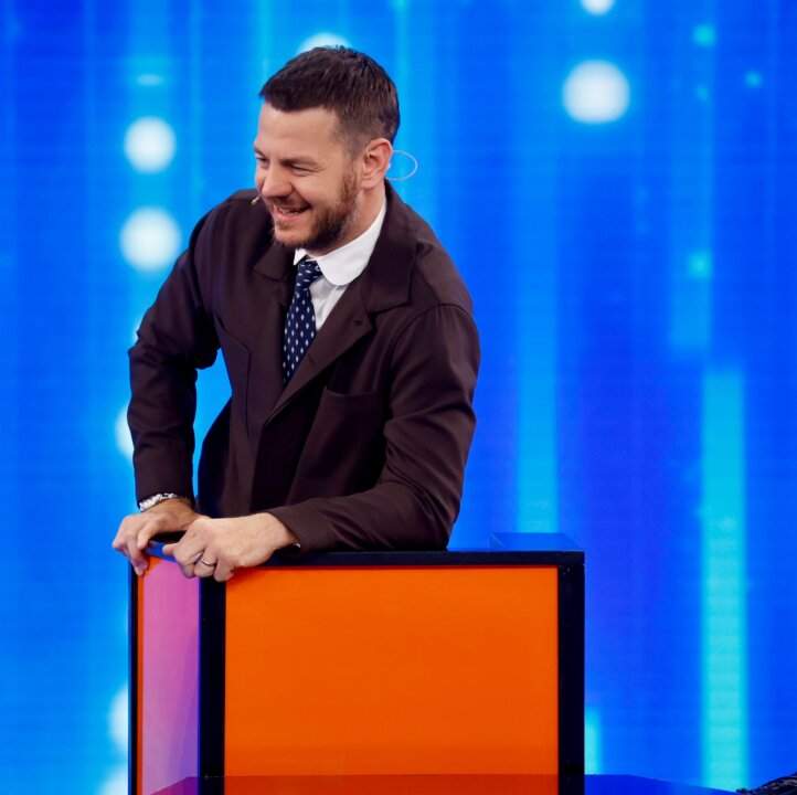 Alessandro Cattelan durante la settima puntata del Serale di Amici 2026