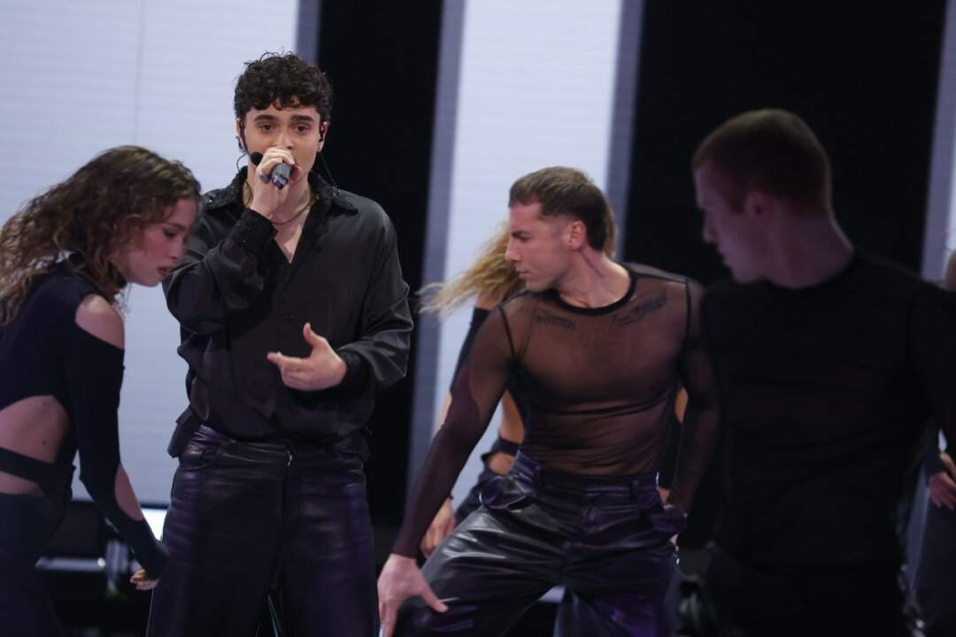 Gard sul palco del Serale di Amici 2026