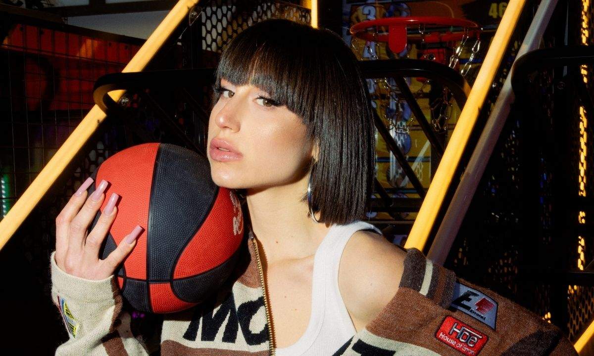 Giulia Molino immagine promozionale per il singolo "Capa Fresca" con pallone da basket