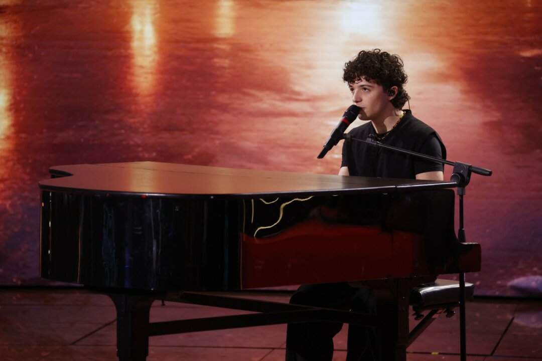 Lorenzo Salvetti sul palco del Serale di Amici 2026