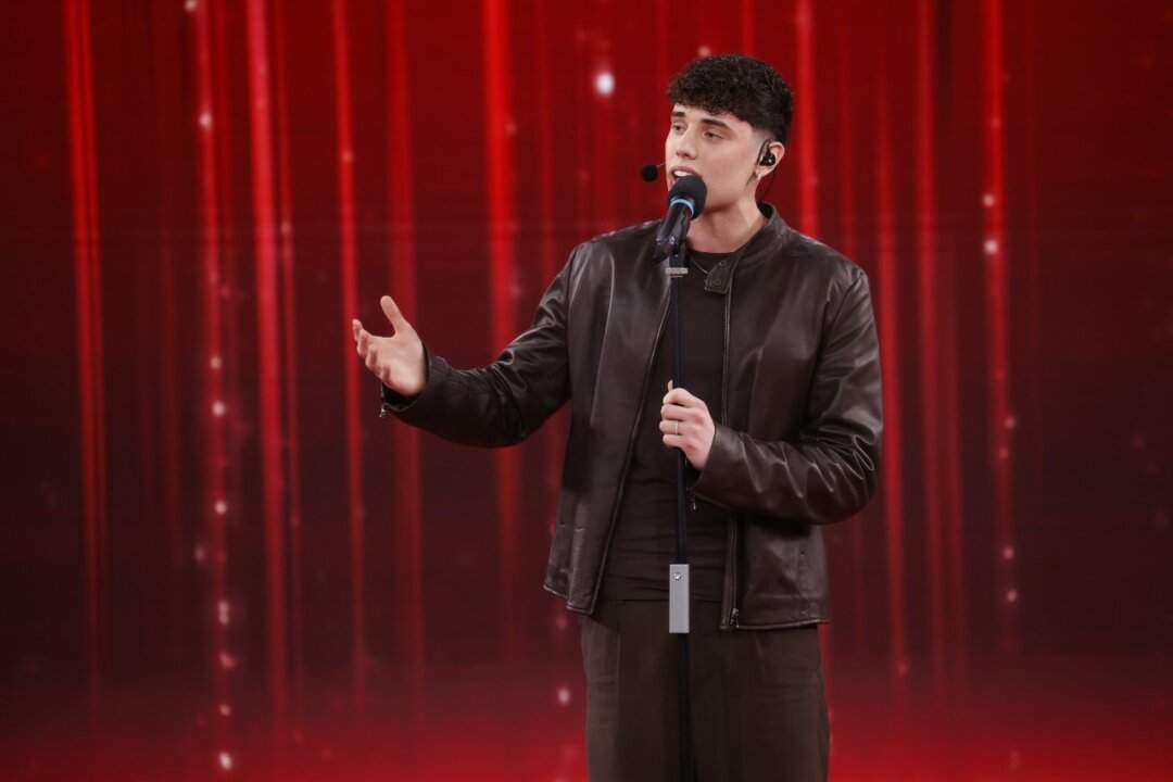 Riccardo sul palco del Serale di Amici 2026