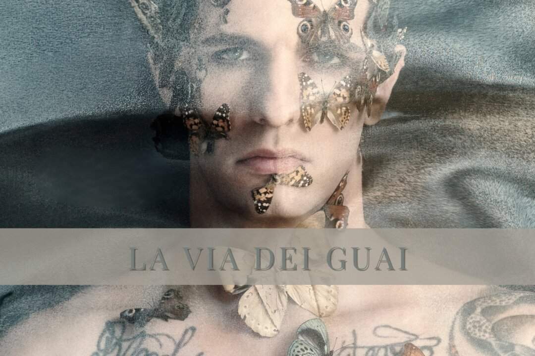 Achille Lauro - La via dei guai, copertina del brano con il volto dell'artista coperto da farfalle