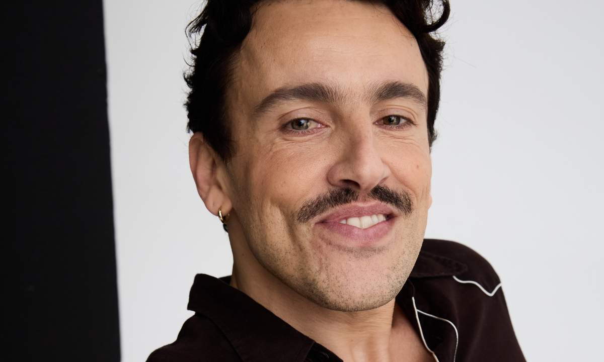 Aiello in una foto promozionale per il nuovo album Scorpione