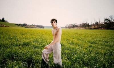 Alex Wyse in un campo, foto promozionale per il nuovo album Dicono che tutte le cose belle poi finiscono