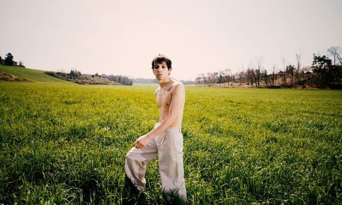Alex Wyse in un campo, foto promozionale per il nuovo album Dicono che tutte le cose belle poi finiscono
