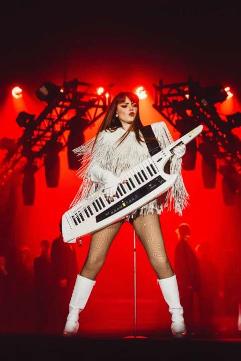 Annalisa suona la keytar durante il suo concerto a Genova 2026