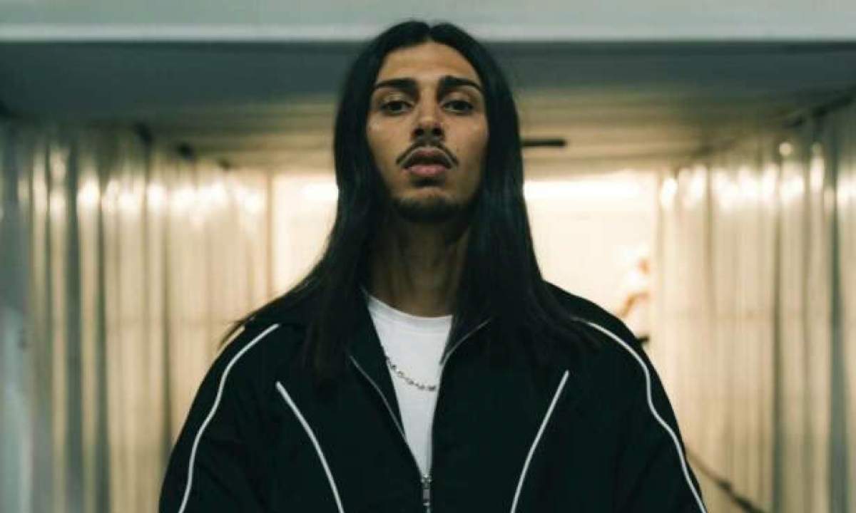 Baby Gang in posa frontale con capelli lunghi e tuta nera, foto promozionale per il singolo Problema