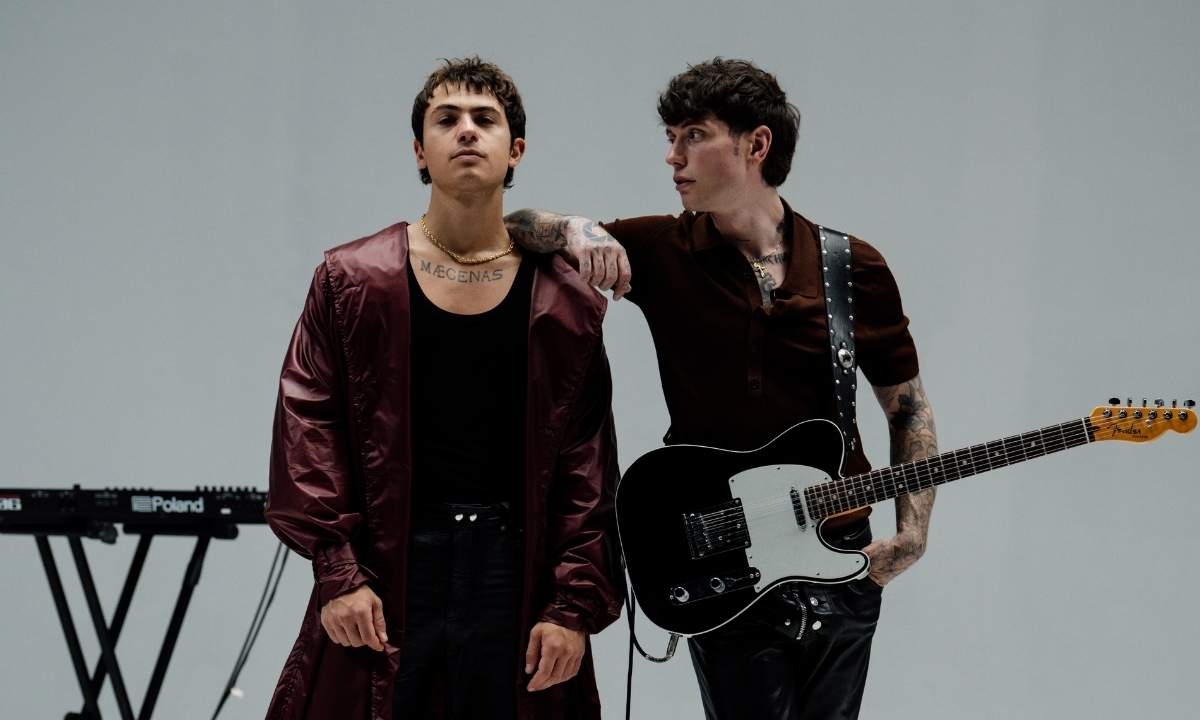 Benji e Fede in posa in studio, con Fede che imbraccia una chitarra elettrica nera