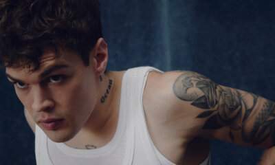 Blanco in canotta in uno scatto promozionale per il nuovo album "Ma'", foto di Ilaria Ieie