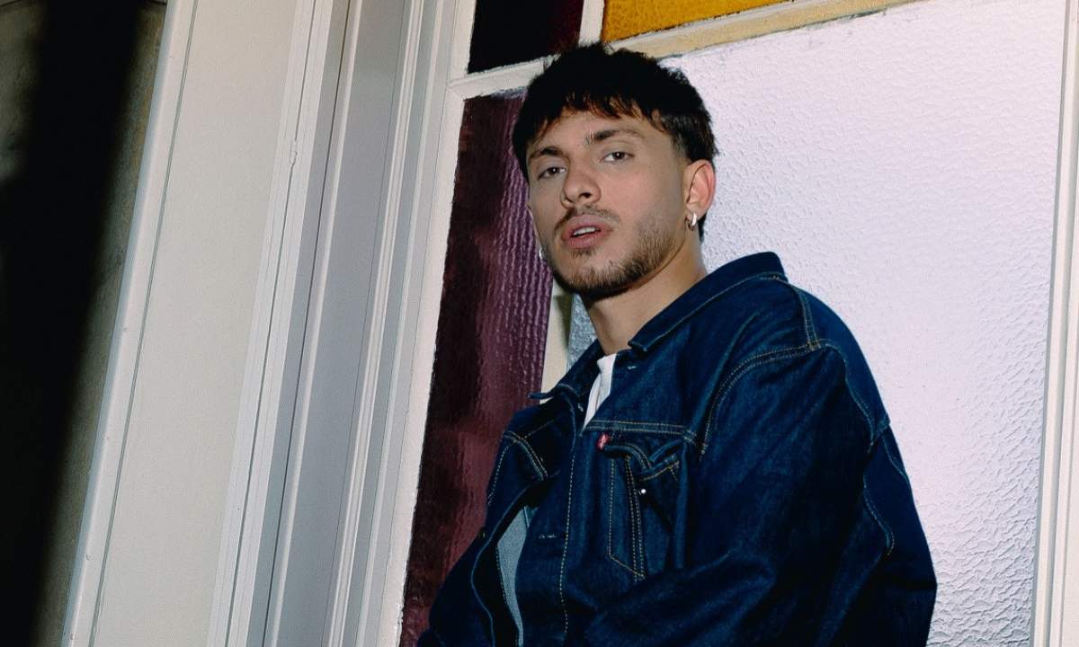 Dennis in posa per la presentazione del nuovo album Stargirl, in uscita il 24 aprile 2026