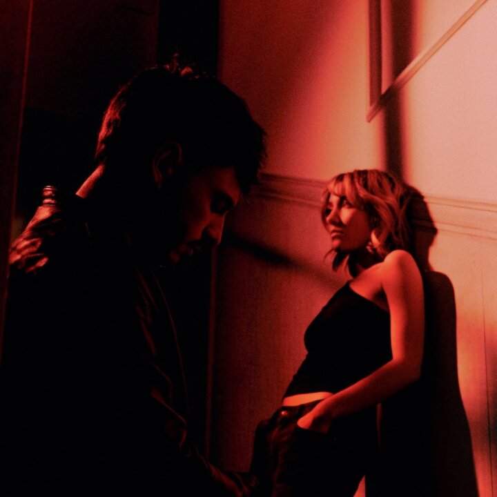 Copertina dell'album Stargirl di Dennis, con due figure in controluce su sfondo rosso