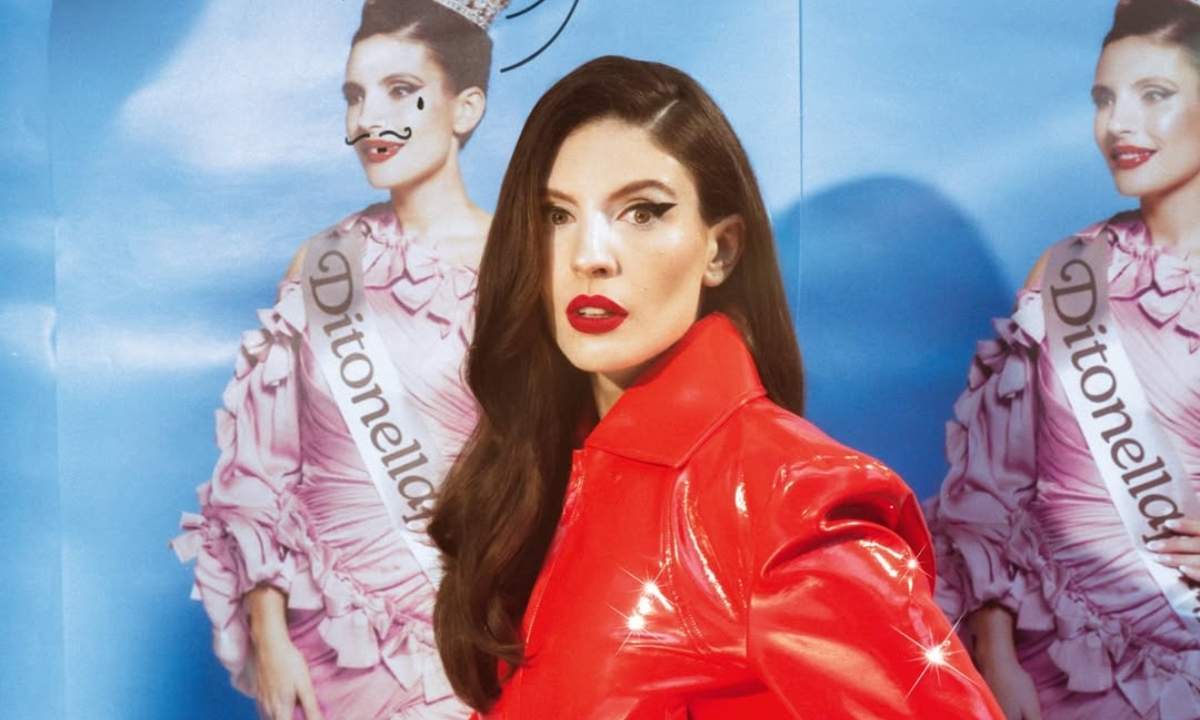 Ditonellapiaga in uno scatto promozionale per l'uscita del nuovo album Miss Italia e l'annuncio del tour estivo 2026