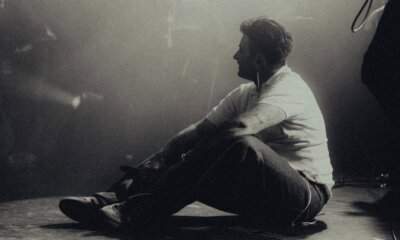 Eddie Brock seduto a terra in uno scatto in bianco e nero usato per l’articolo sullo spoiler del nuovo singolo