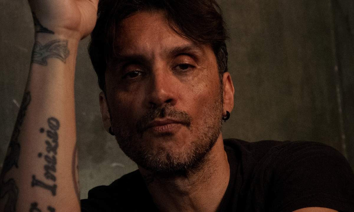 Fabrizio Moro nella foto promozionale di Niente da perdere