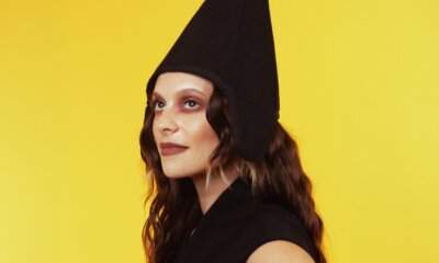 Francesca Michielin con cappello nero nella foto promozionale di Una donna non può