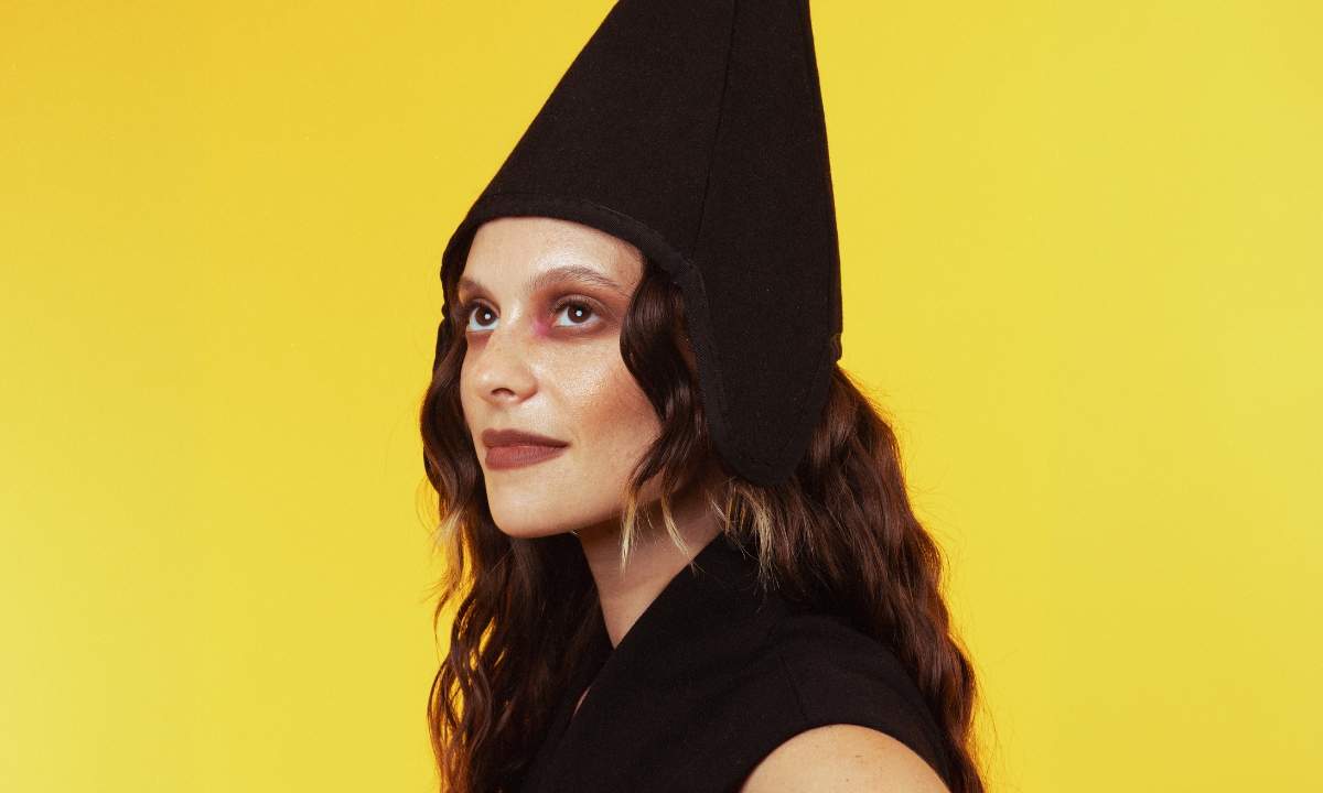 Francesca Michielin con cappello nero nella foto promozionale di Una donna non può