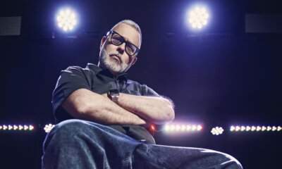 Frankie hi-nrg mc in posa con occhiali e braccia conserte sotto luci da palco