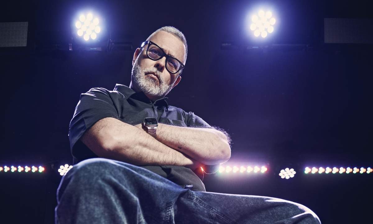 Frankie hi-nrg mc in posa con occhiali e braccia conserte sotto luci da palco