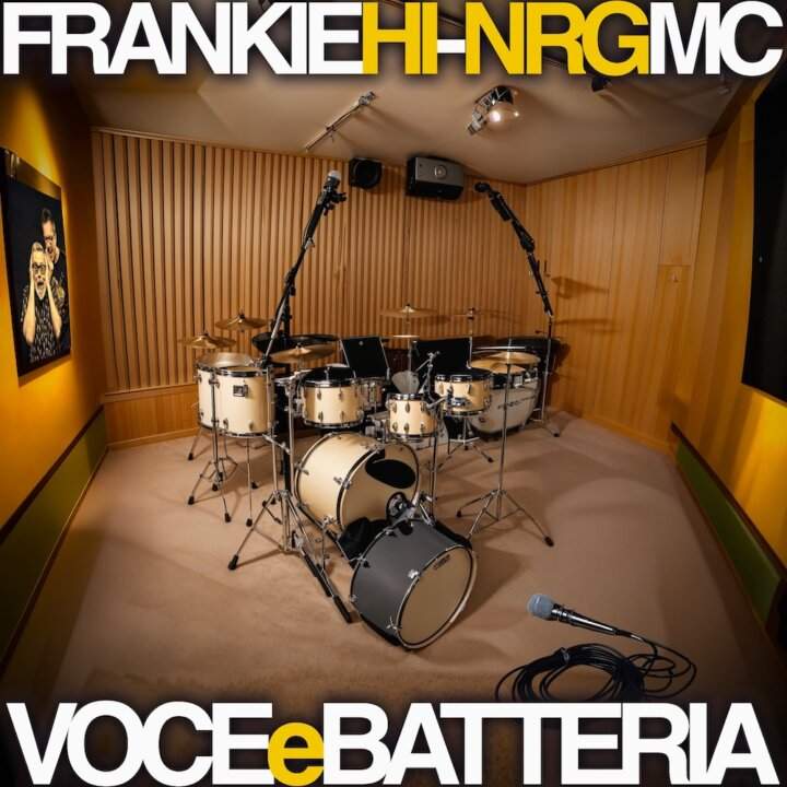 Copertina dell'album Voce e batteria di Frankie hi-nrg mc, con una batteria acustica al centro di una sala di registrazione
