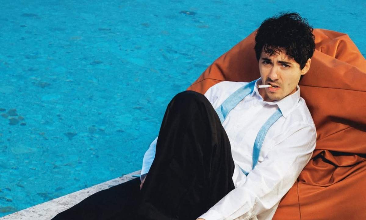 Fulminacci nella foto promozionale di Maledetto me, singolo estratto dall’album Calcinacci
