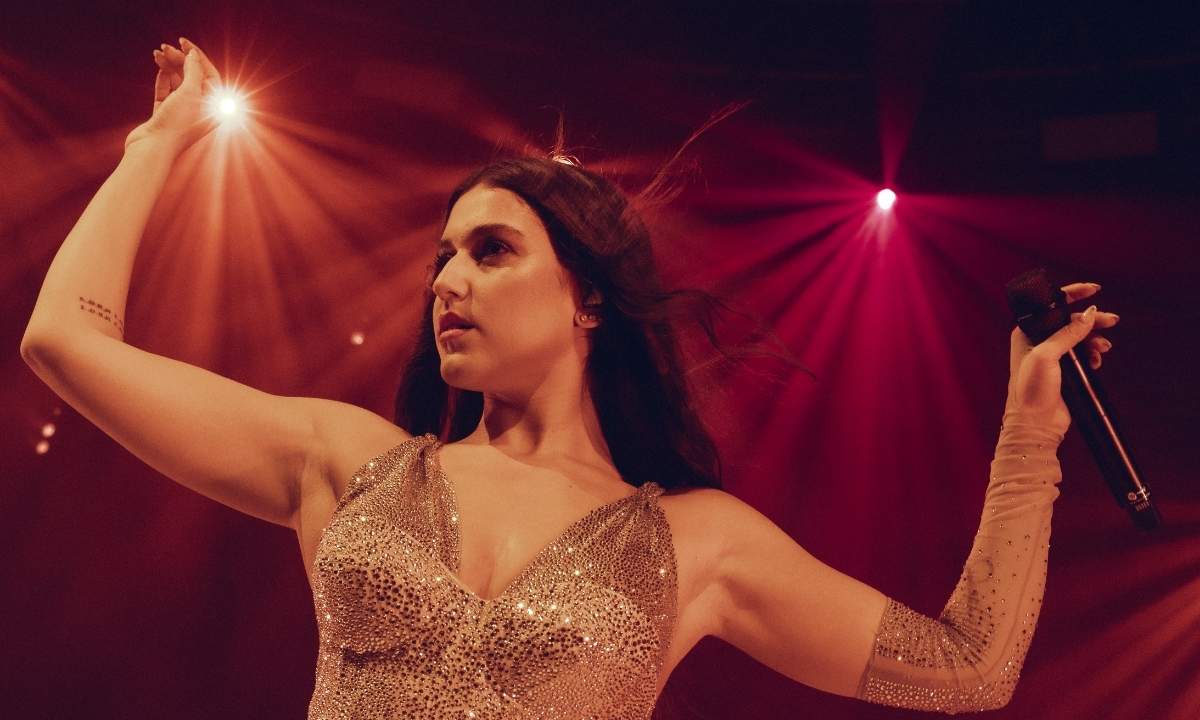 Gaia sul palco durante il live "Il Baile continua" al Fabrique di Milano, abito glitterato, luci rosse