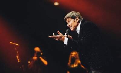 Gianni Morandi durante il concerto al Forum di Milano con la scaletta del tour 2026