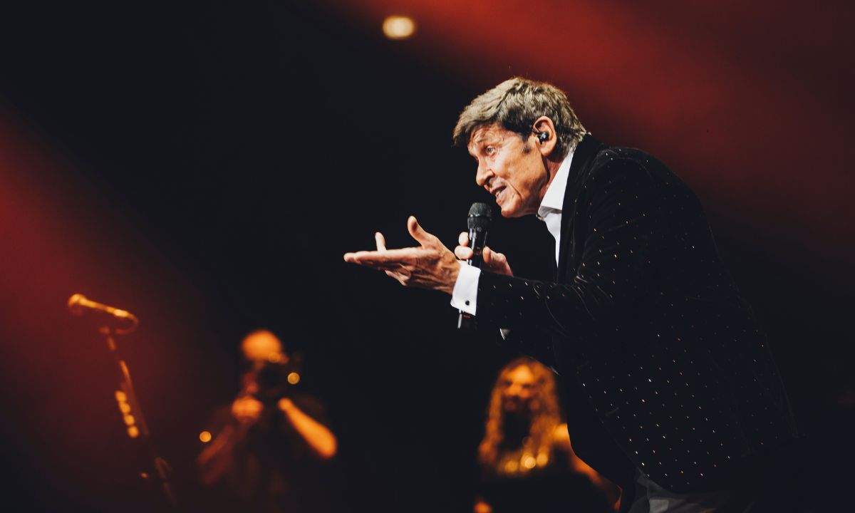 Gianni Morandi durante il concerto al Forum di Milano con la scaletta del tour 2026