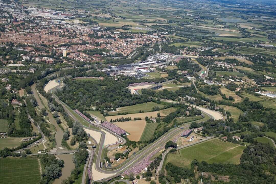 Veduta aerea dell'Autodromo Enzo e Dino Ferrari di Imola e del Parco delle Acque Minerali, sede della nuova Music Park Arena