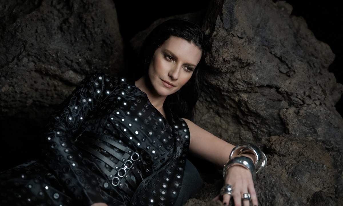 Laura Pausini in uno scatto fotografico firmato Nicolas Loretucci per l’uscita del singolo Immensamente