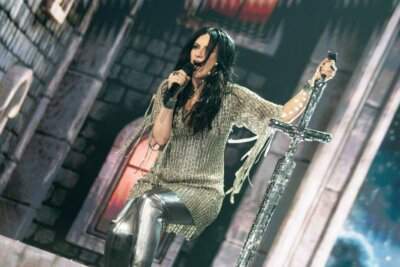 Laura Pausini sul palco di Barcellona durante l'Io Canto Yo Canto World Tour 2026, con outfit dorato e spada glitterata