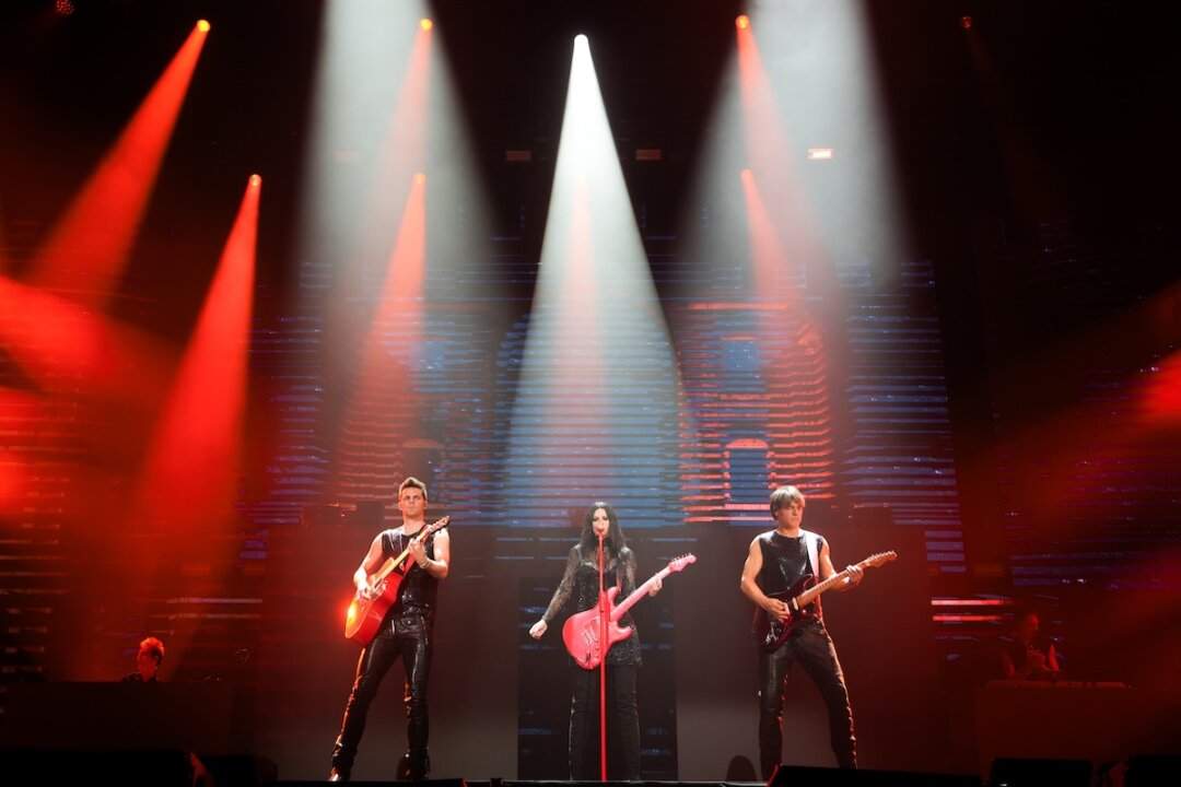 Laura Pausini al centro del palco di Madrid con la band durante l'Io Canto Yo Canto World Tour 2026