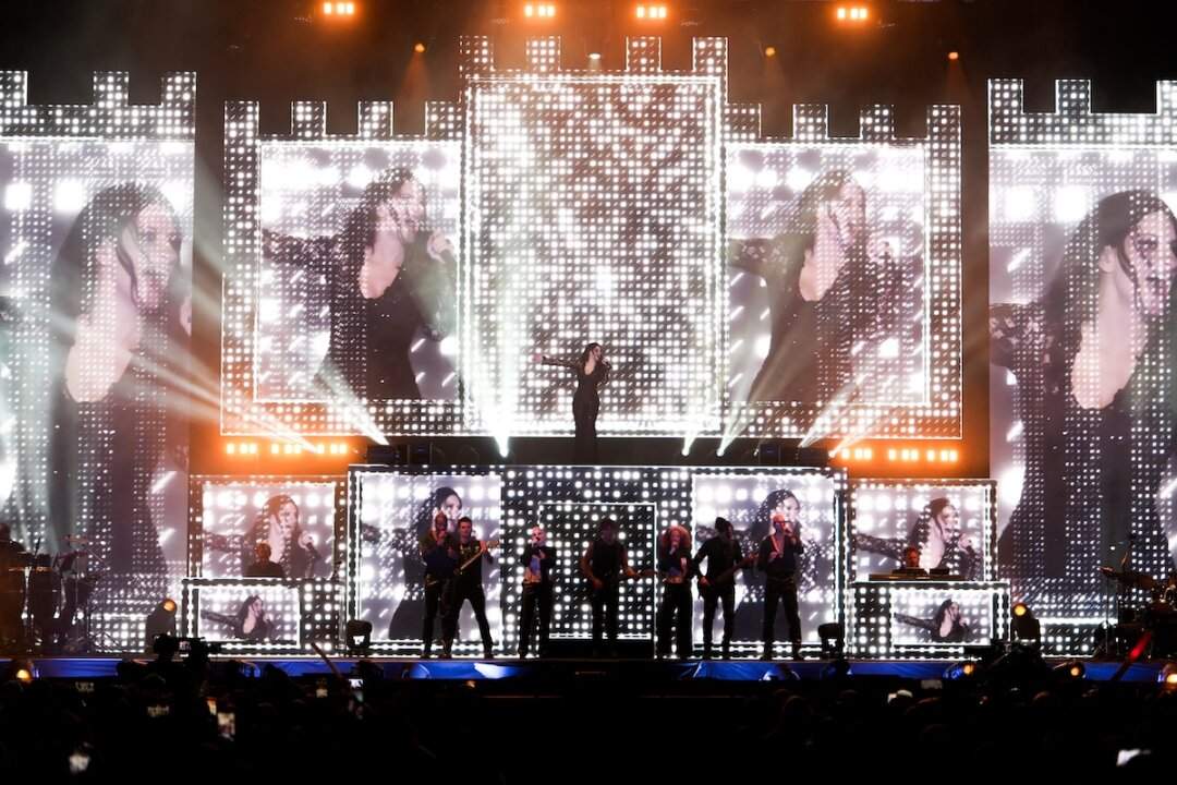 Il palco dell'Io Canto Yo Canto World Tour di Laura Pausini a Tenerife con la scenografia di schermi LED e la band schierata