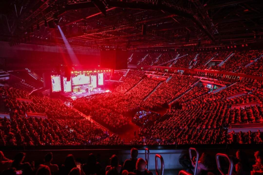 Laura Pausini in abito scuro con corona stellata illuminata da un fascio di luce durante lo show di Barcellona del tour 2026