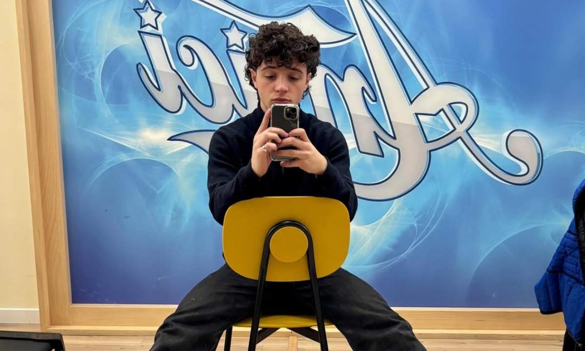 Lorenzo Salvetti in una foto scattata nella scuola di Amici usata per l’editoriale sul peso che talent e pubblico scaricano sui ragazzi