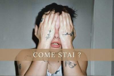 Madame con le mani sul viso tatuate, foto promozionale del brano Come stai? dall'album Disincanto