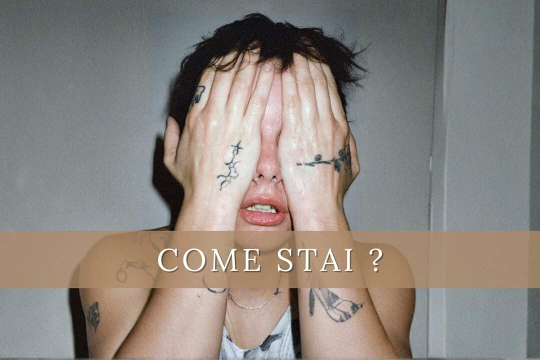 Madame con le mani sul viso tatuate, foto promozionale del brano Come stai? dall'album Disincanto