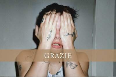 Madame con le mani tatuate a coprire il viso, foto promozionale del brano Grazie dall'album Disincanto
