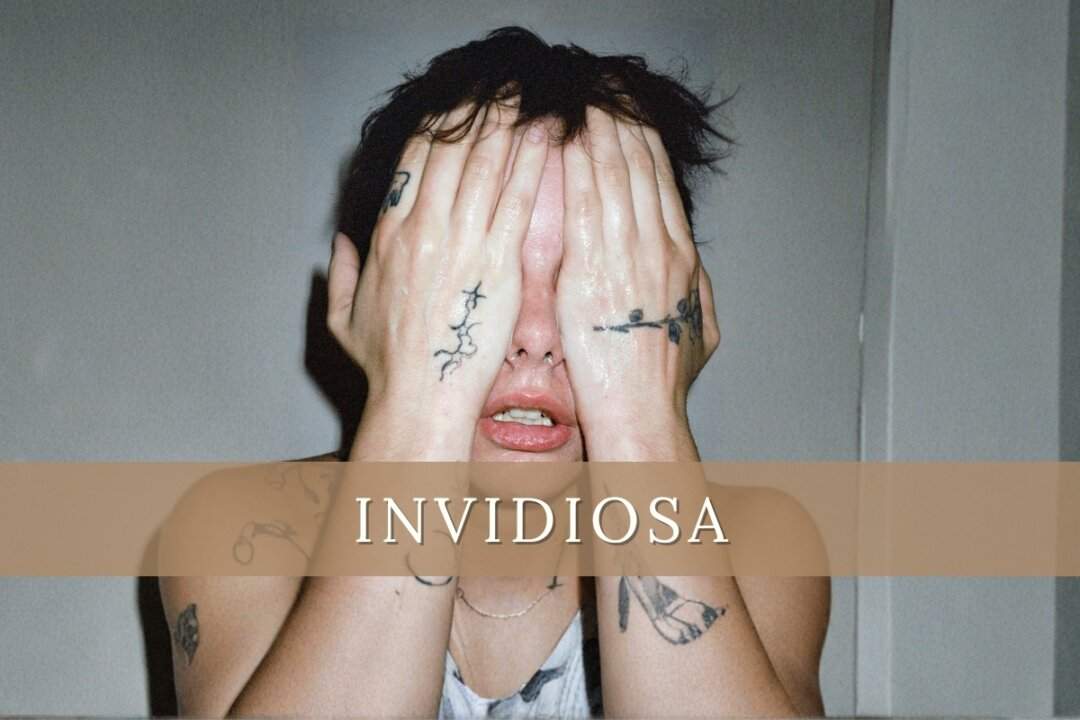 Madame con le mani tatuate sul viso, foto promozionale del brano Invidiosa dall'album Disincanto