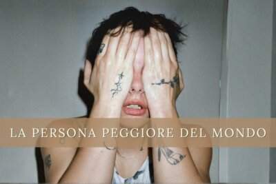 Madame con le mani tatuate a coprire il viso, foto promozionale del brano La persona peggiore del mondo dall'album Disincanto