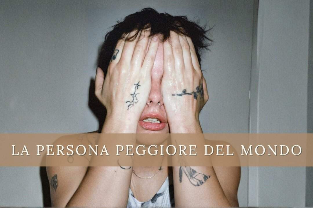 Madame con le mani tatuate a coprire il viso, foto promozionale del brano La persona peggiore del mondo dall'album Disincanto