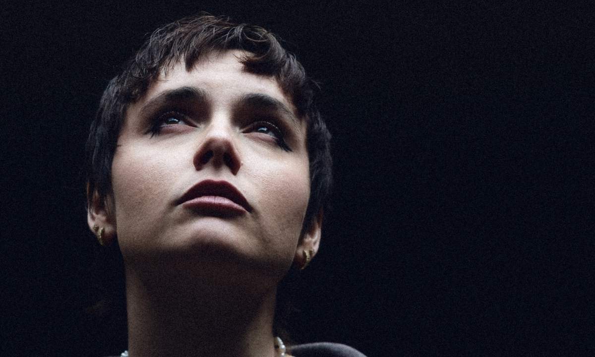 Madame, foto promozionale per il brano Mai più dall'album Disincanto