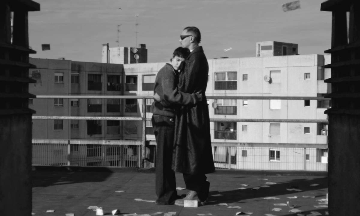 Madame e Marracash abbracciati su un tetto in una scena in bianco e nero del videoclip di Volevo capire