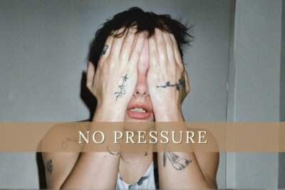 Madame con le mani tatuate sul viso, foto promozionale del brano No Pressure dall'album Disincanto