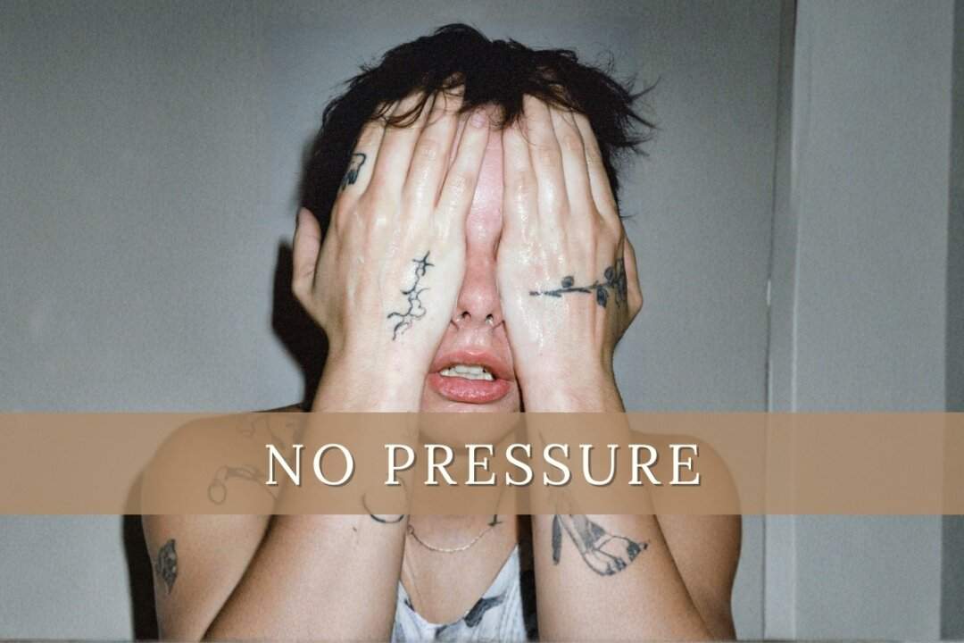 Madame con le mani tatuate sul viso, foto promozionale del brano No Pressure dall'album Disincanto