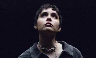 Madame in posa su sfondo scuro, sguardo verso l'alto, in occasione dell'uscita del singolo "Volevo capire" feat. Marracash