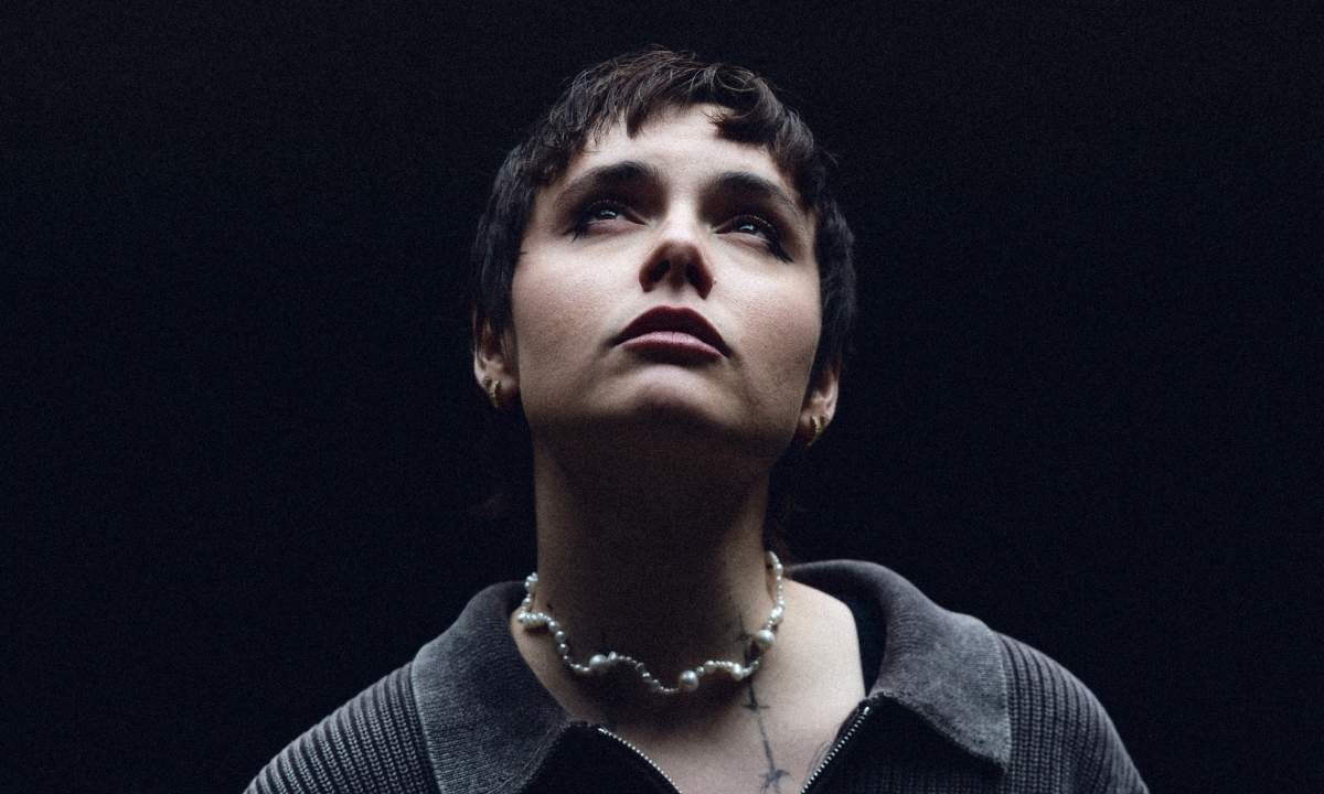 Madame in posa su sfondo scuro, sguardo verso l'alto, in occasione dell'uscita del singolo "Volevo capire" feat. Marracash