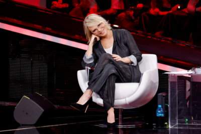 Maria De Filippi conduce la quinta puntata del serale di Amici 25