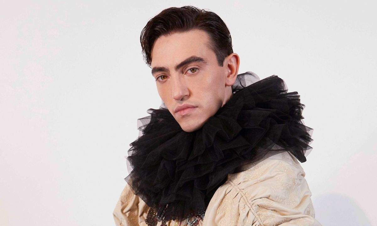 Guida all'ascolto, autori e produttori del nuovo album di Michele Bravi: Commedia Musicale