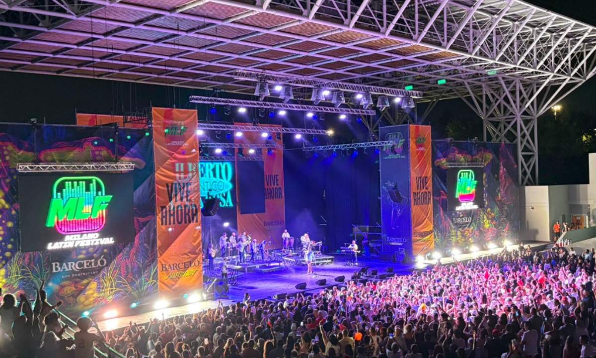 immagine del Milano Latin Festival con pubblico e palco durante i concerti estivi
