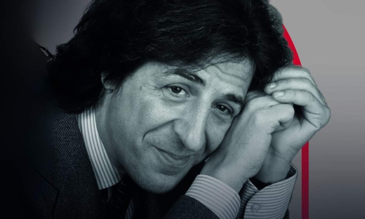 Giorgio Gaber nell'immagine ufficiale della rassegna Milano per Gaber 2026 al Piccolo Teatro Grassi